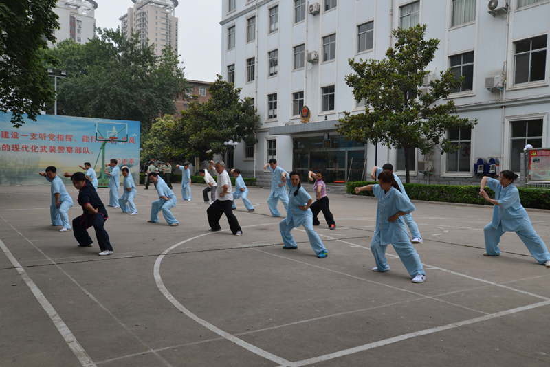 聘請(qǐng)陳式太極拳知名教練教學(xué)，開展太極拳興趣小組活動(dòng)。