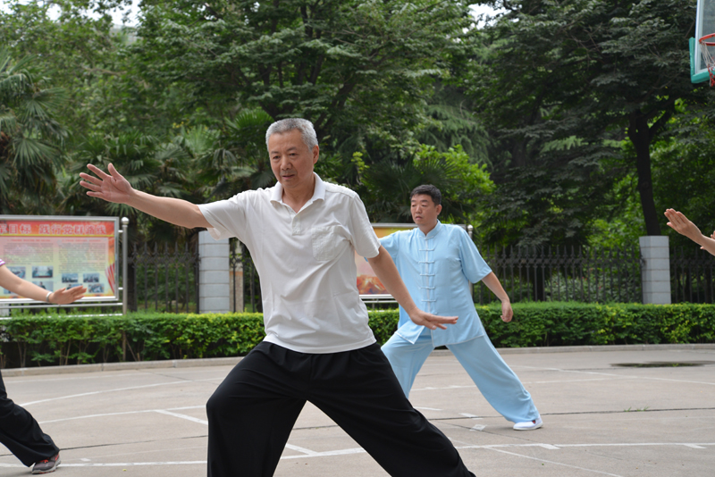 聘請(qǐng)陳式太極拳知名教練教學(xué)，開展太極拳興趣小組活動(dòng)。