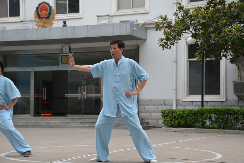 聘請(qǐng)陳式太極拳知名教練教學(xué)，開展太極拳興趣小組活動(dòng)。