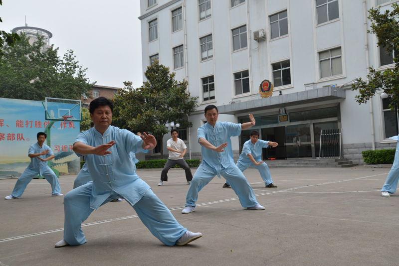 聘請(qǐng)陳式太極拳知名教練教學(xué)，開展太極拳興趣小組活動(dòng)。
