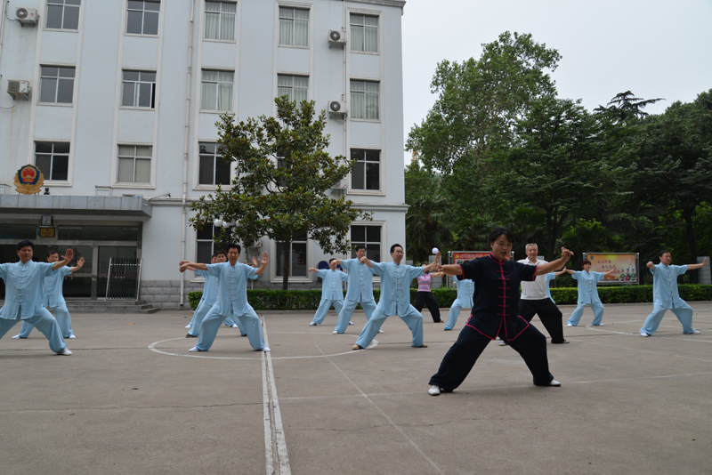 聘請(qǐng)陳式太極拳知名教練教學(xué)，開展太極拳興趣小組活動(dòng)。