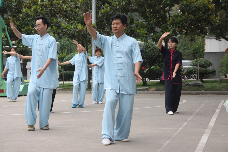 聘請(qǐng)陳式太極拳知名教練教學(xué)，開展太極拳興趣小組活動(dòng)。
