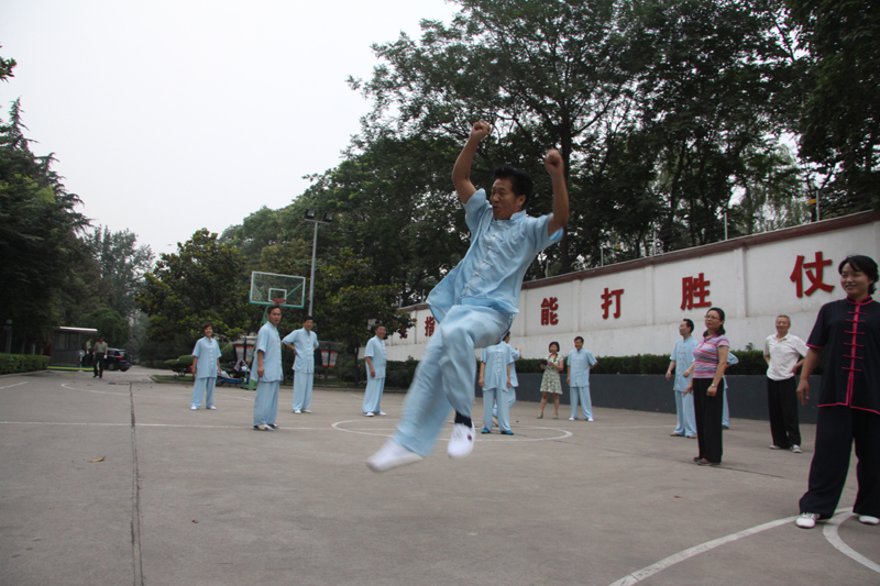聘請(qǐng)陳式太極拳知名教練教學(xué)，開展太極拳興趣小組活動(dòng)。